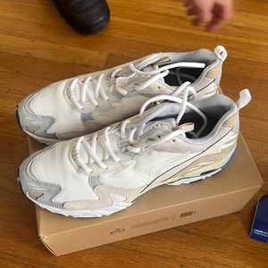 Mizuno Wave Rider 10 Premium - Men’s Size 10.5